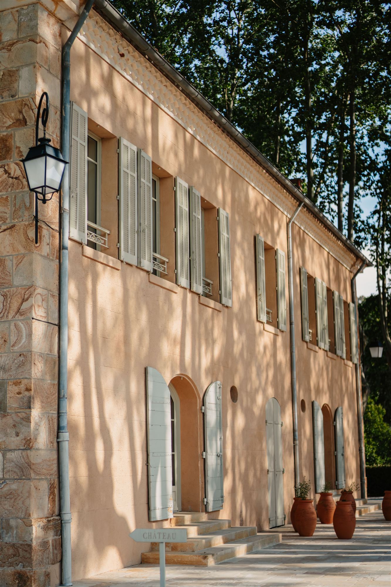 Angle de pierre et lanterne du château La Gordonne, Provence