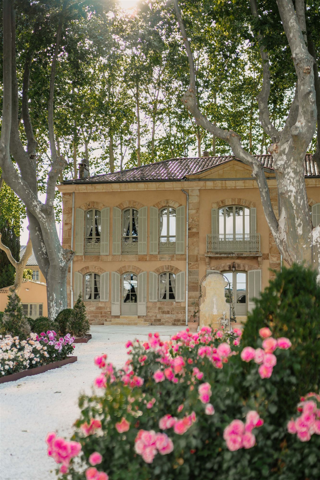 Façade du château La Gordonne au coucher du soleil, jardin de roses