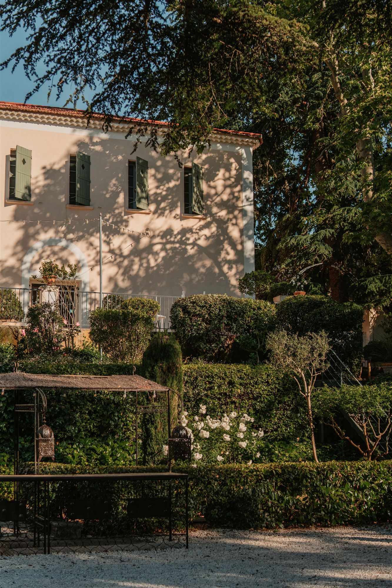 Terrasse et jardin du domaine La Magnanerie, volets verts provençaux