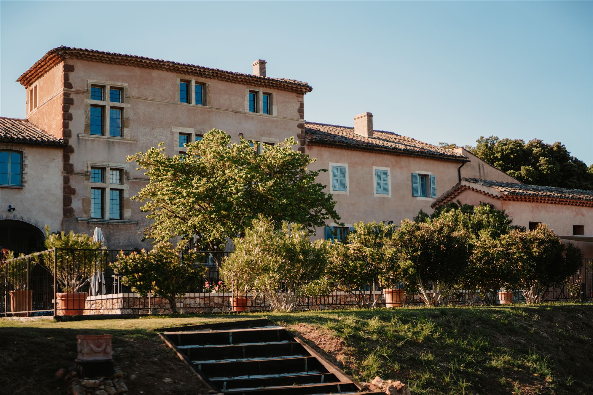 Domaine Miolan, façade provençale aux volets bleus et jardin, dans le Var