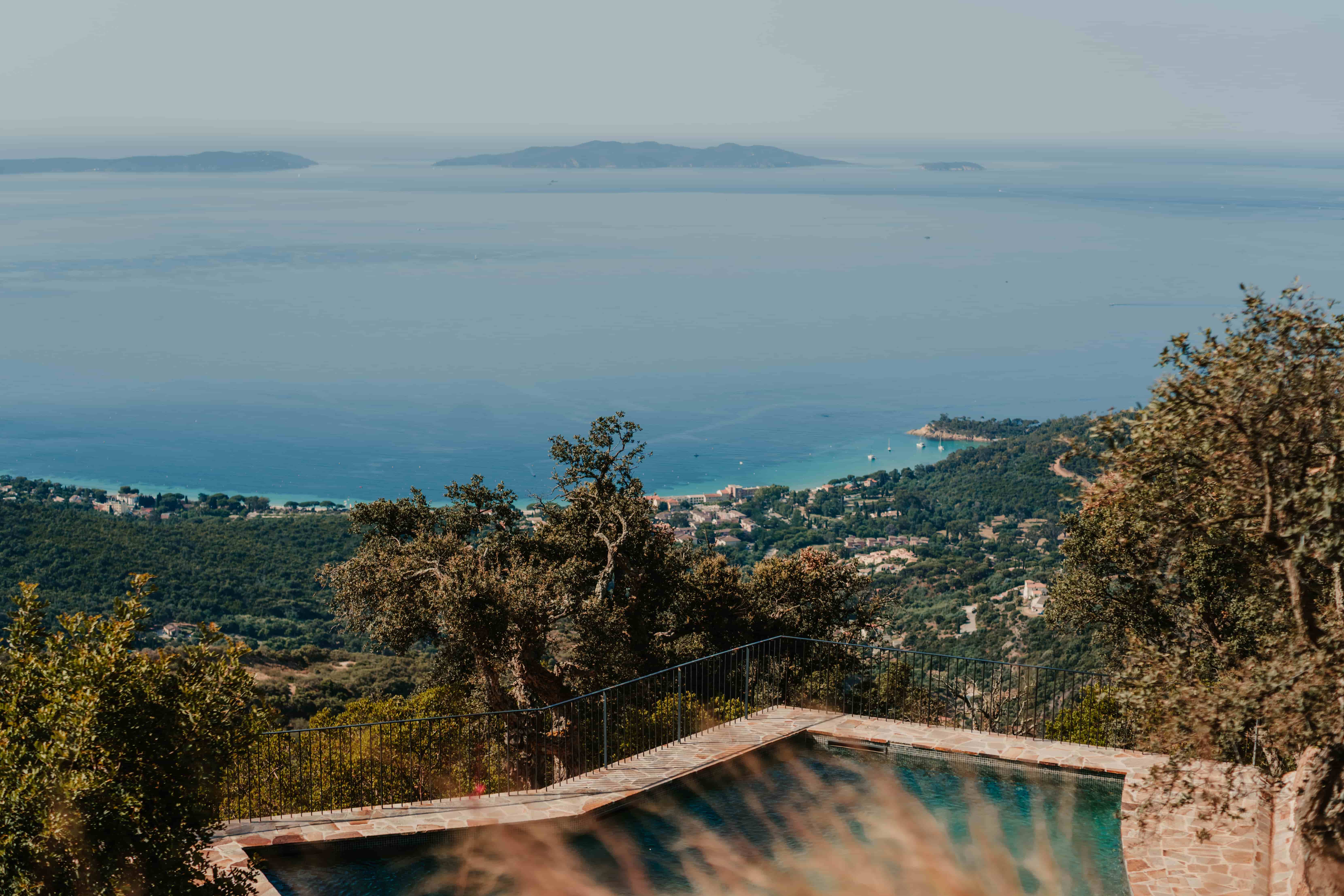 Piscine à débordement surplombant la mer et les îles, propriété de prestige dans le Var, photographie Maison Carlier Photographie