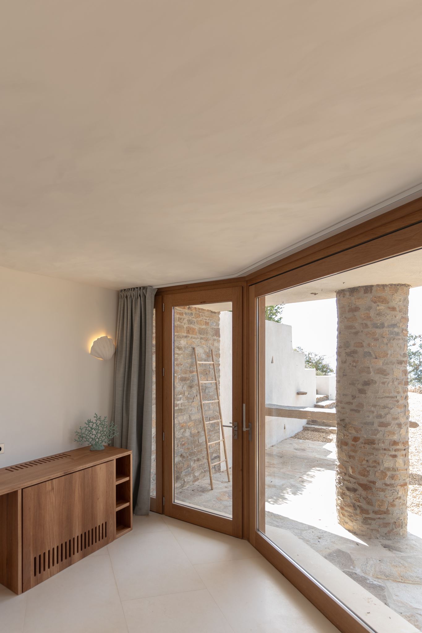 Angle en pierre et baie vitrée d'une suite d'hôtel, architecture provençale