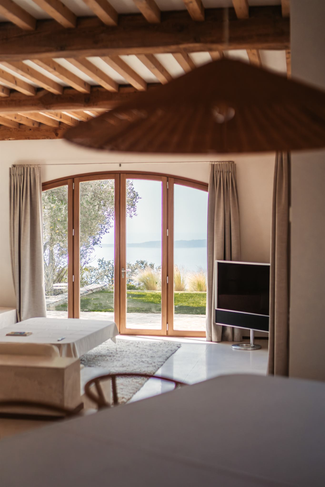 Chambre avec vue mer et charpente en bois apparente, villa d'architecte Sauvaire, dans le Var