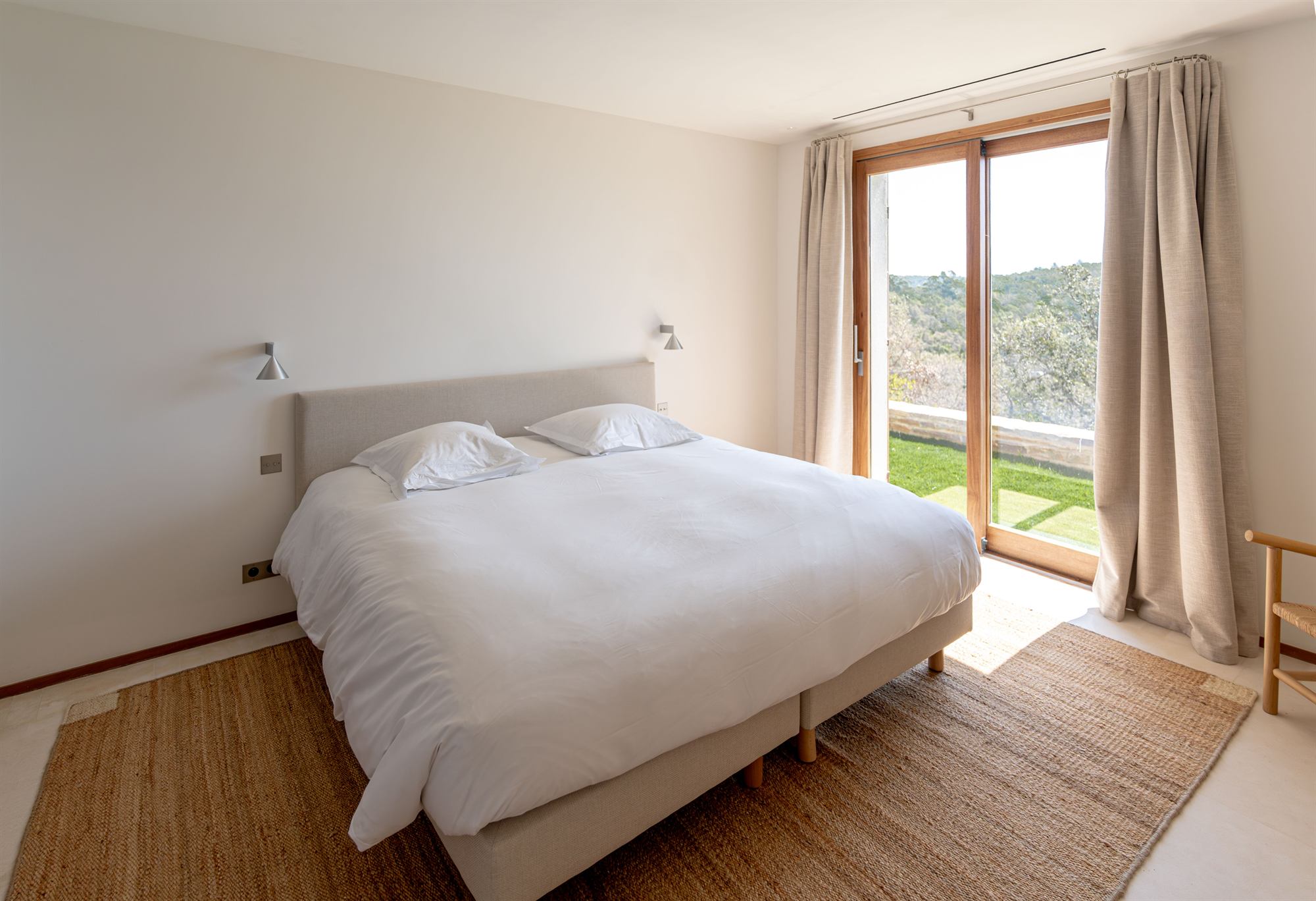 Chambre lumineuse avec vue sur la nature, villa d'architecte Sauvaire, dans le Var