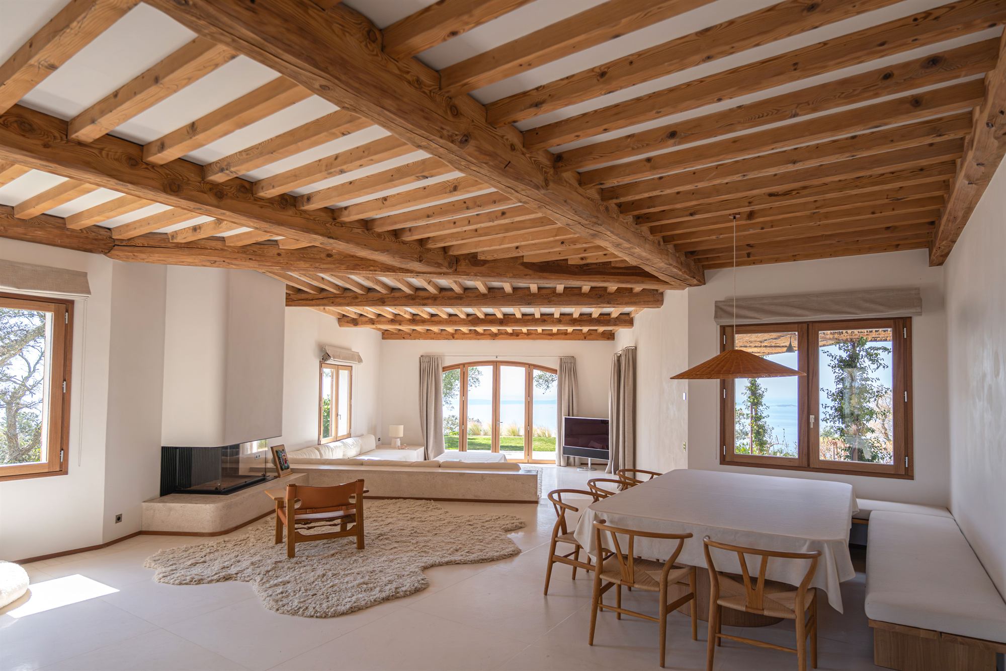 Salon et salle à manger à charpente de bois apparente, vue mer, villa d'architecte Sauvaire, dans le Var