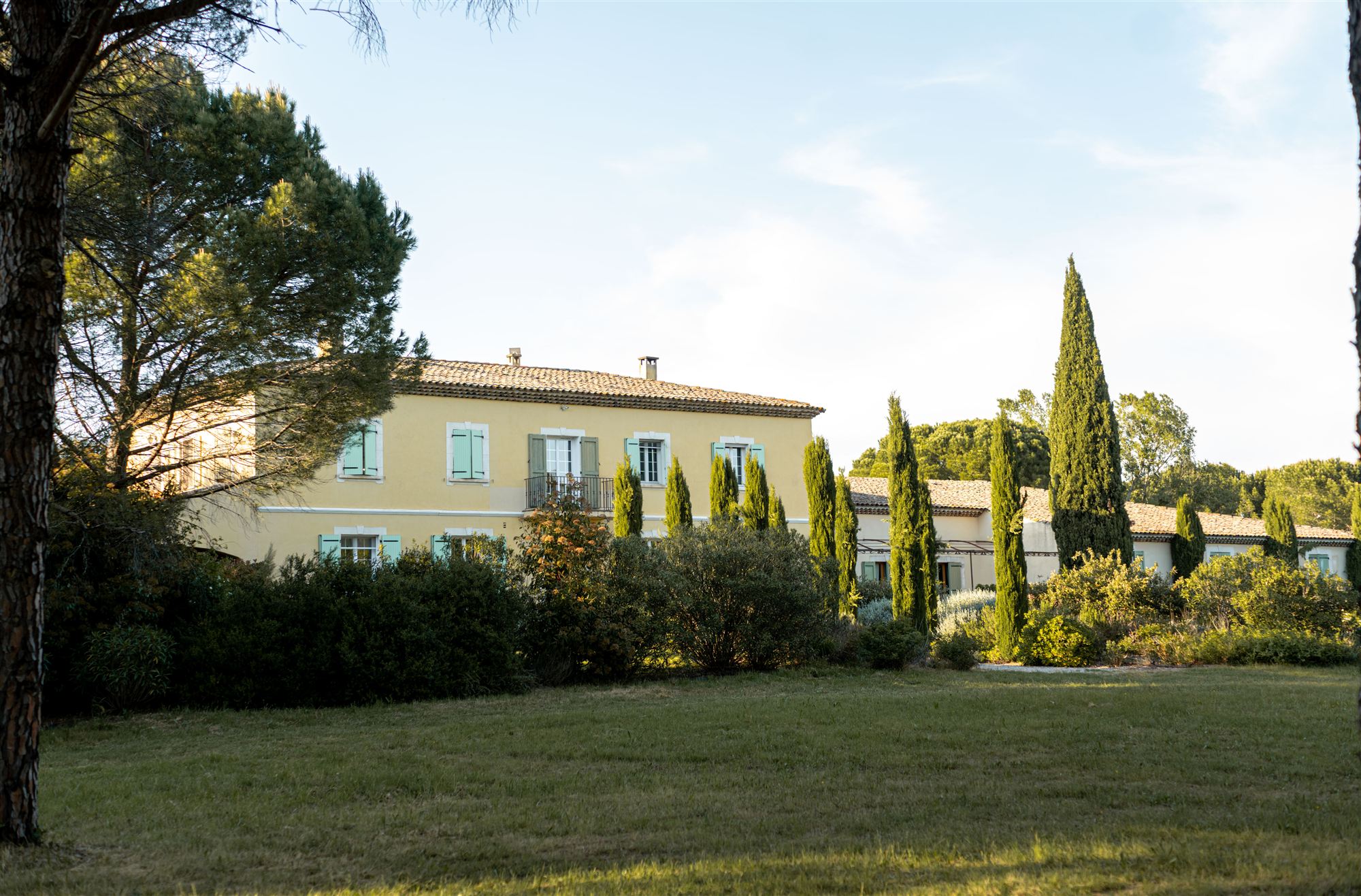Façade de la Villa Mouresse bordée de cyprès, Provence