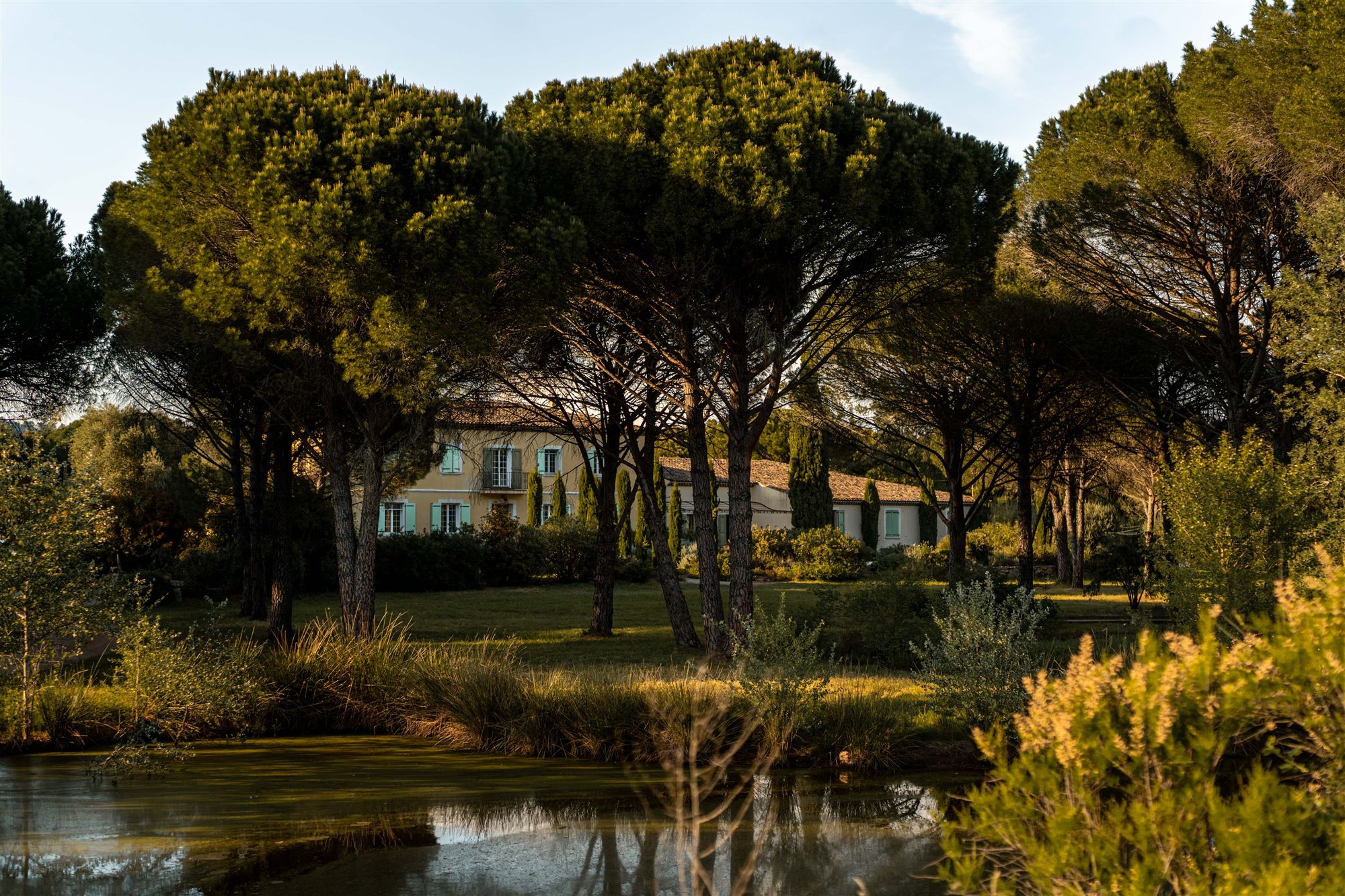 Villa Mouresse au coucher du soleil, reflets sur l'étang